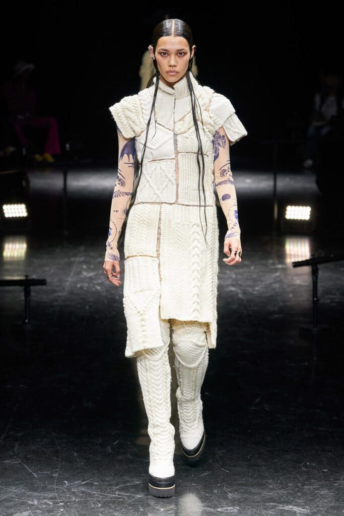Jean Paul Gaultier x Sacai's Chitose Abe Couture Autunno Inverno 2021-2022 di RUNWAY MAGAZINE
