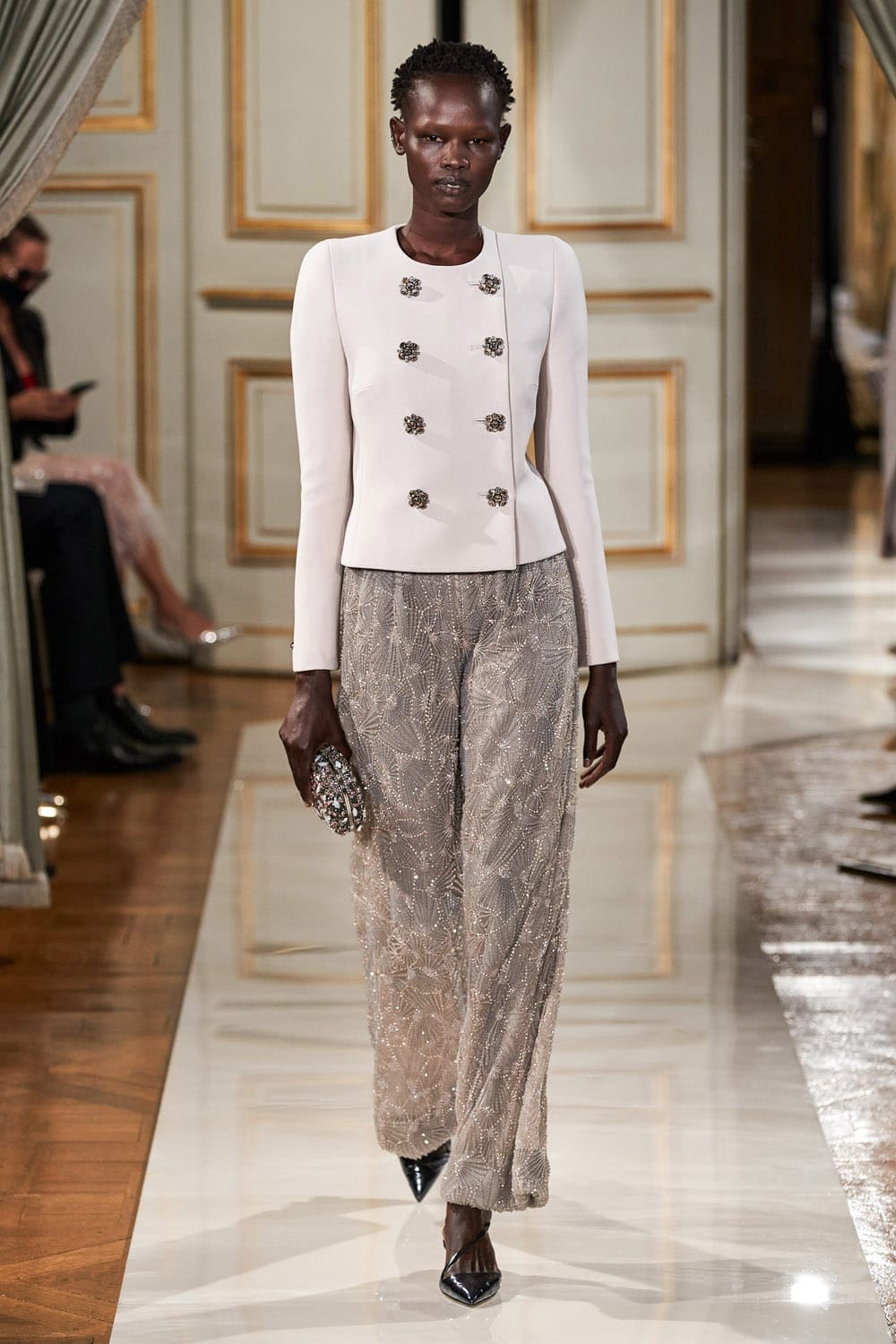 Giorgio Armani Privé Haute Couture Outono Inverno 2021-2022 por RUNWAY MAGAZINE