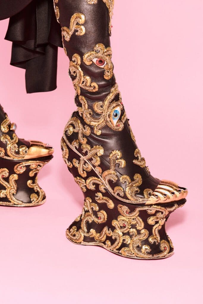 Schiaparelli Haute Couture Autunno Inverno 2021-2022 by RUNWAY MAGAZINE
