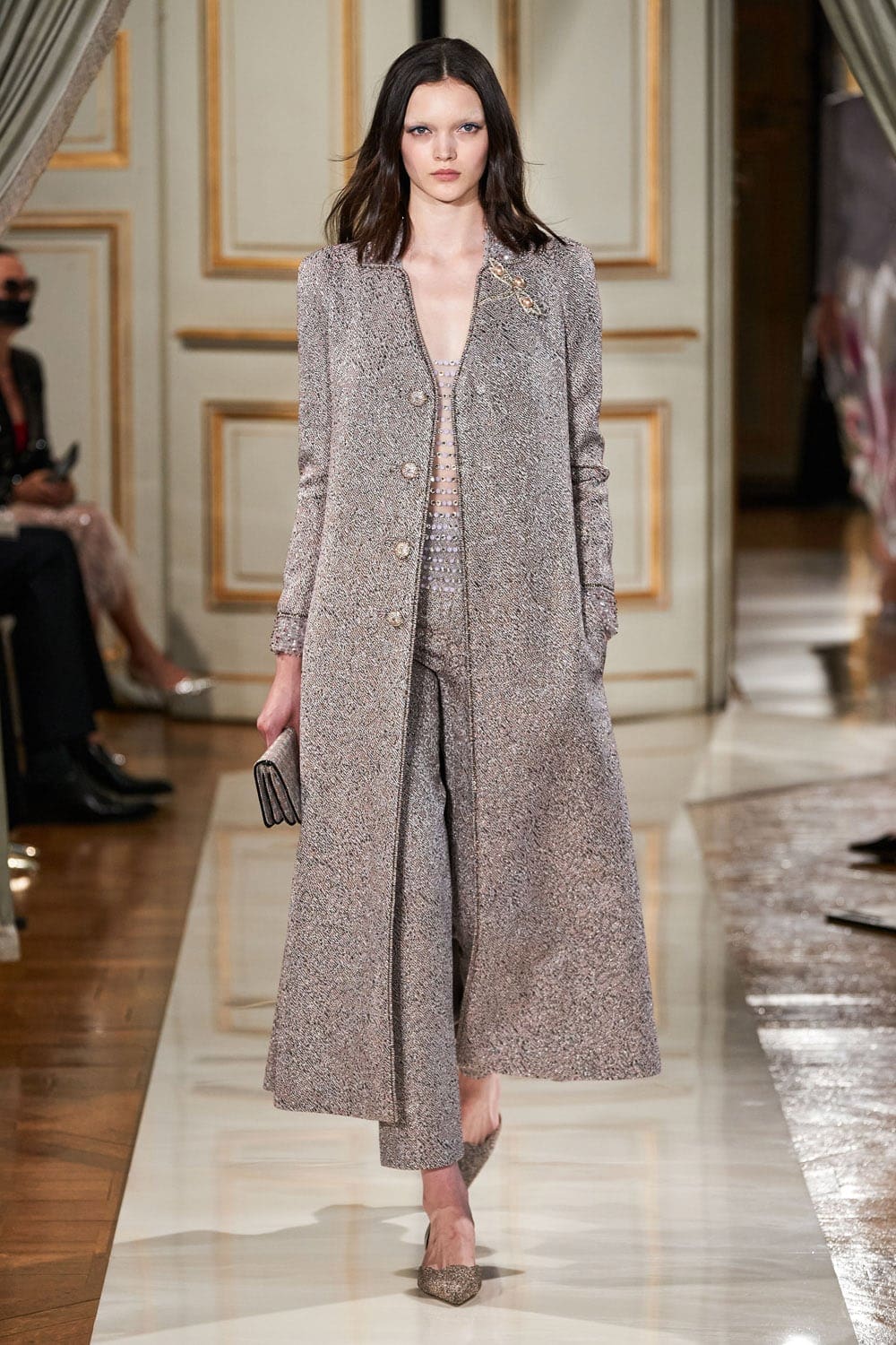 Giorgio Armani Privé Haute Couture Outono Inverno 2021-2022 por RUNWAY MAGAZINE