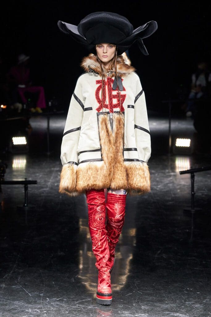Jean Paul Gaultier x Sacai's Chitose Abe Couture Autunno Inverno 2021-2022 di RUNWAY MAGAZINE