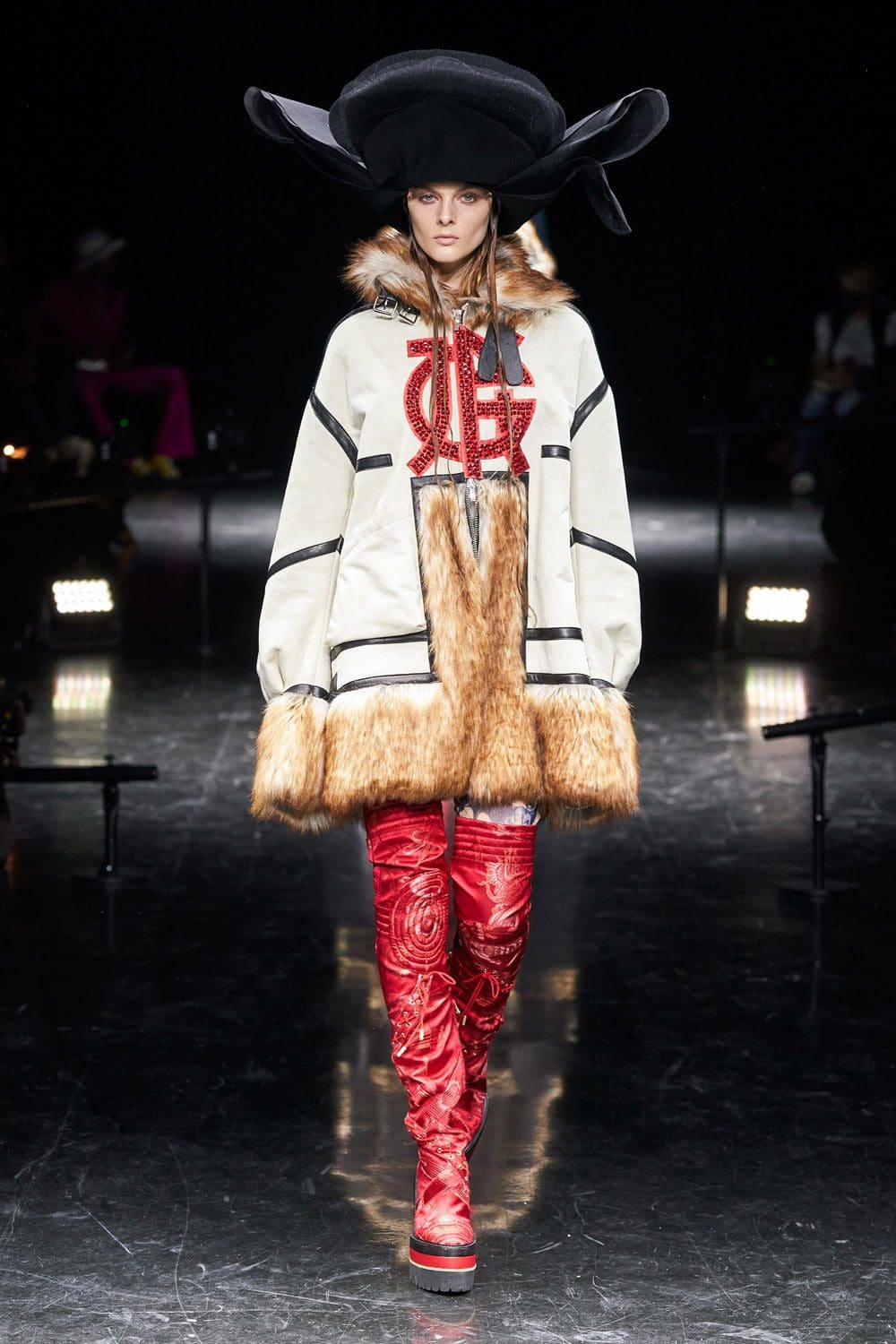 Jean Paul Gaultier x Sacai 的 Chitose Abe Couture 2021-2022 秋冬系列 RUNWAY 杂志
