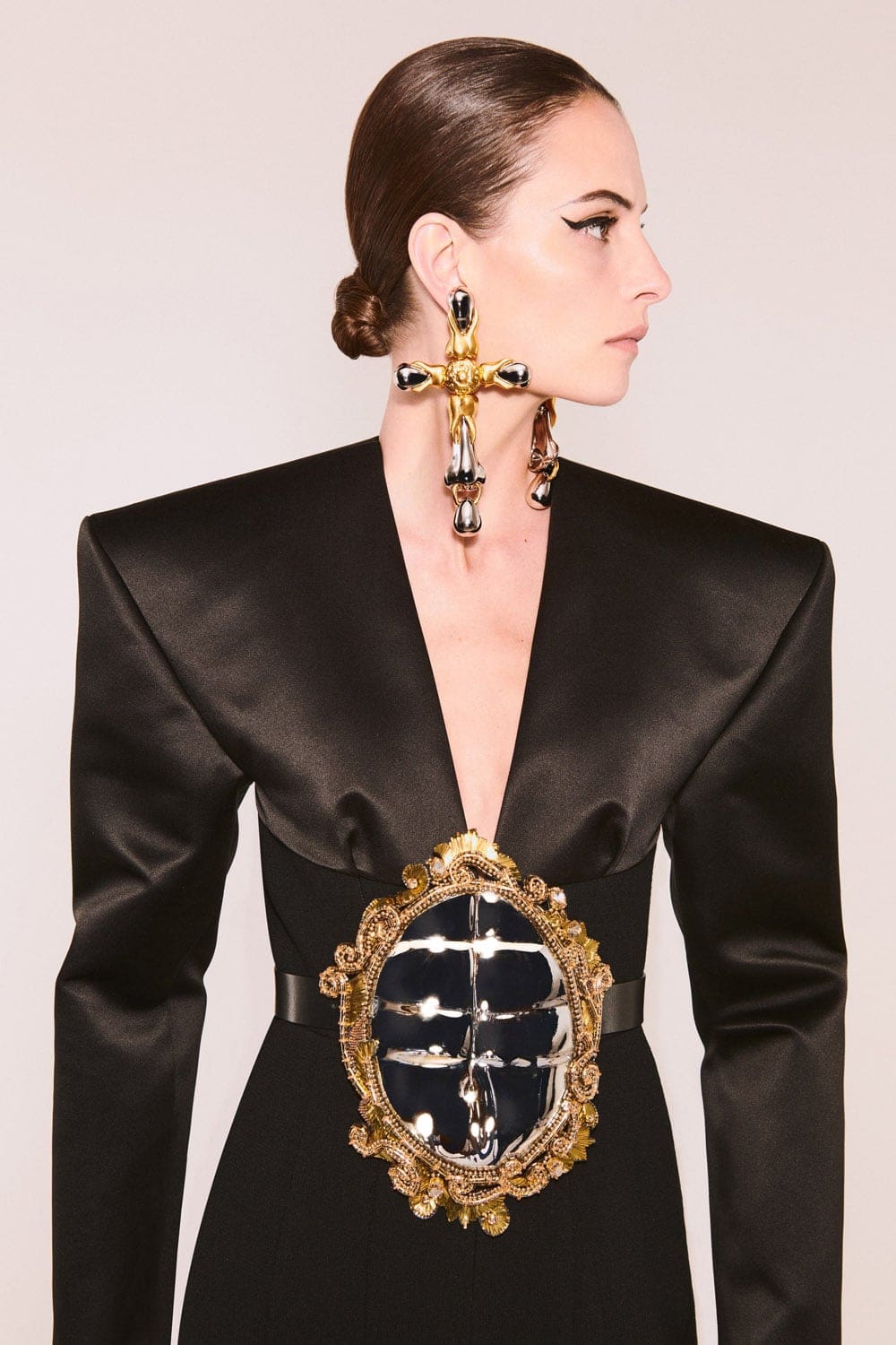 Schiaparelli Haute Couture Automne Hiver 2021-2022 par RUNWAY MAGAZINE