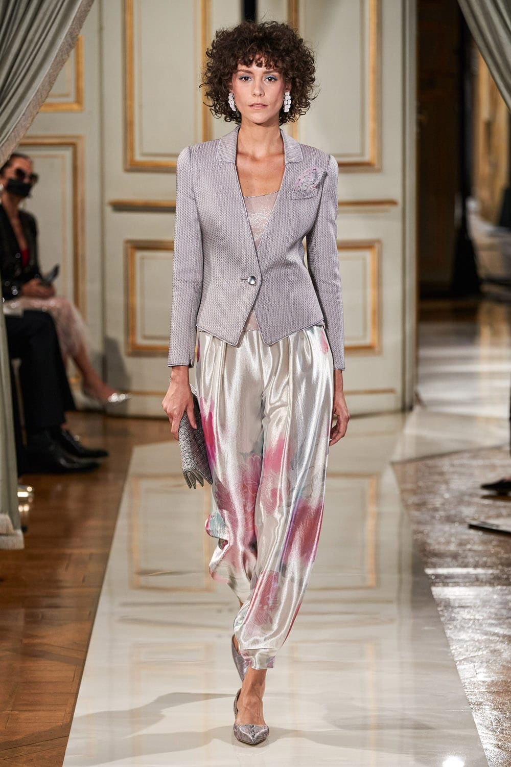 Giorgio Armani Privé Haute Couture Outono Inverno 2021-2022 por RUNWAY MAGAZINE