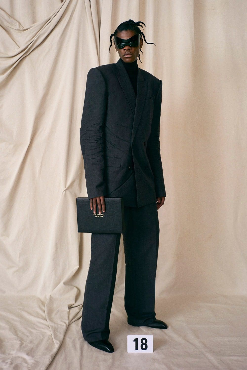Balenciaga Haute Couture Autunno Inverno 2021-2022 by RUNWAY MAGAZINE