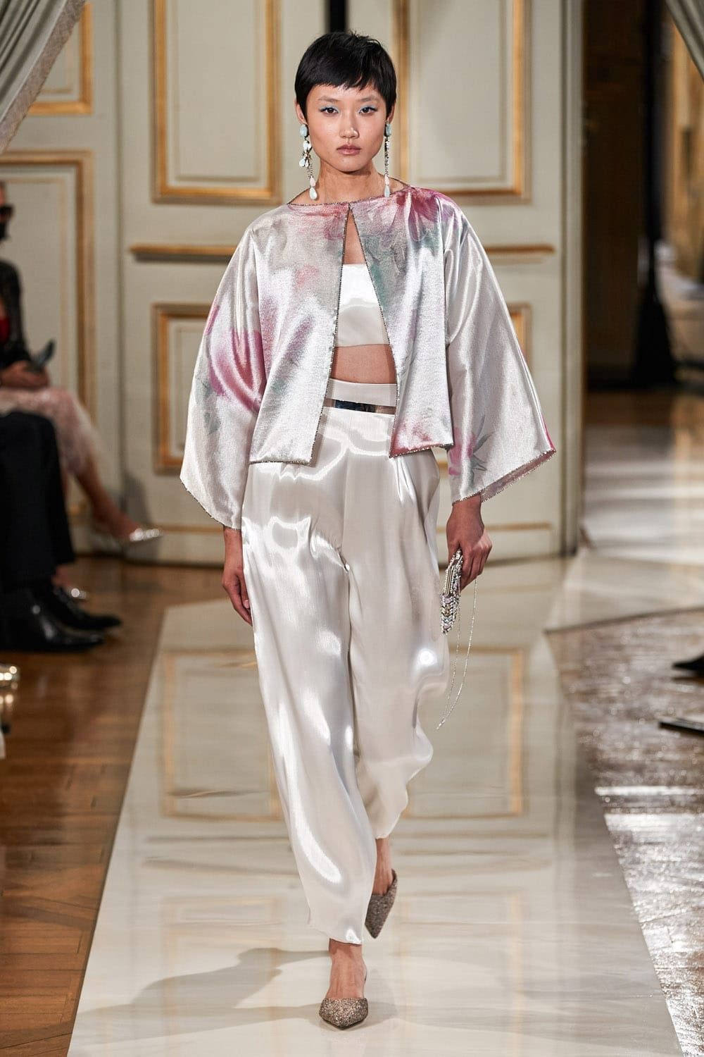 Giorgio Armani Privé Haute Couture Outono Inverno 2021-2022 por RUNWAY MAGAZINE