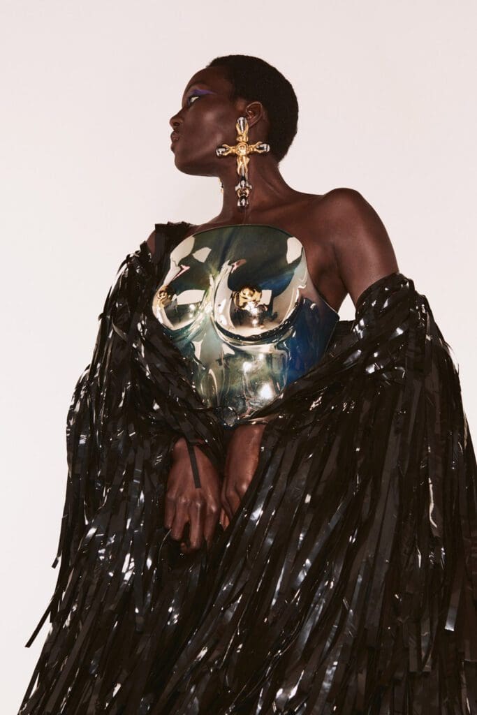 Schiaparelli Haute Couture Autunno Inverno 2021-2022 by RUNWAY MAGAZINE