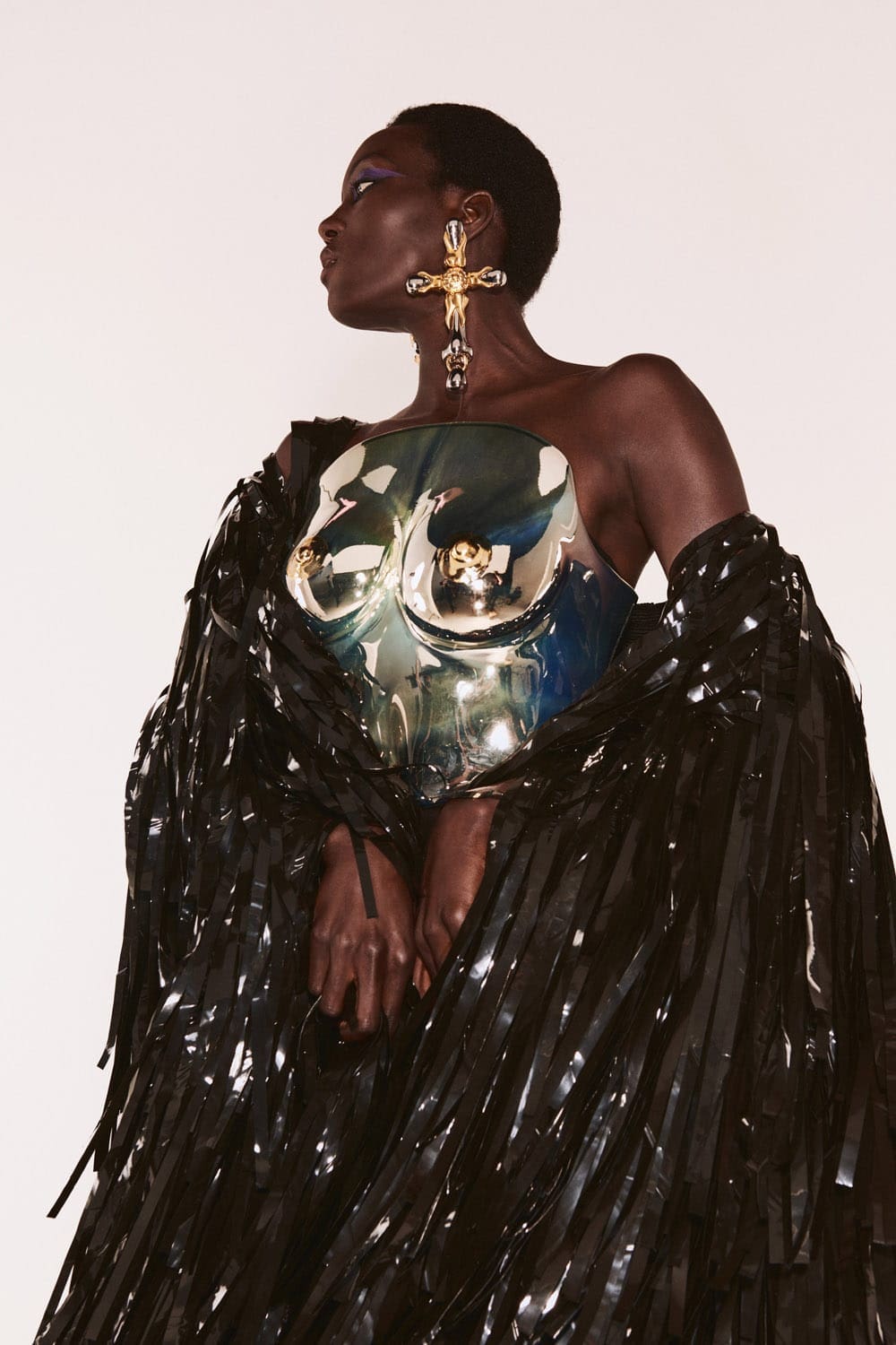 Schiaparelli Haute Couture Automne Hiver 2021-2022 par RUNWAY MAGAZINE