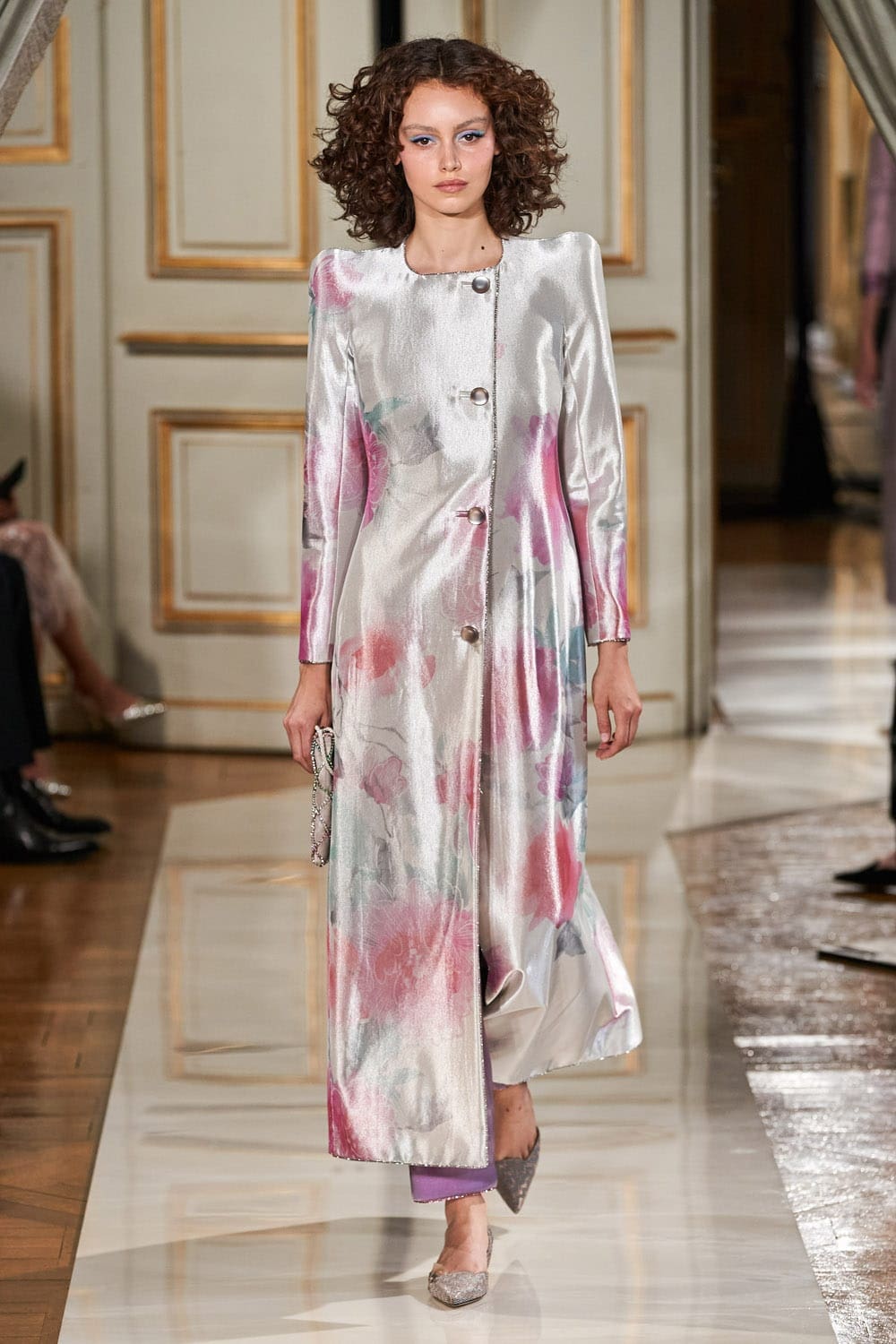 Giorgio Armani Privé Haute Couture Outono Inverno 2021-2022 por RUNWAY MAGAZINE