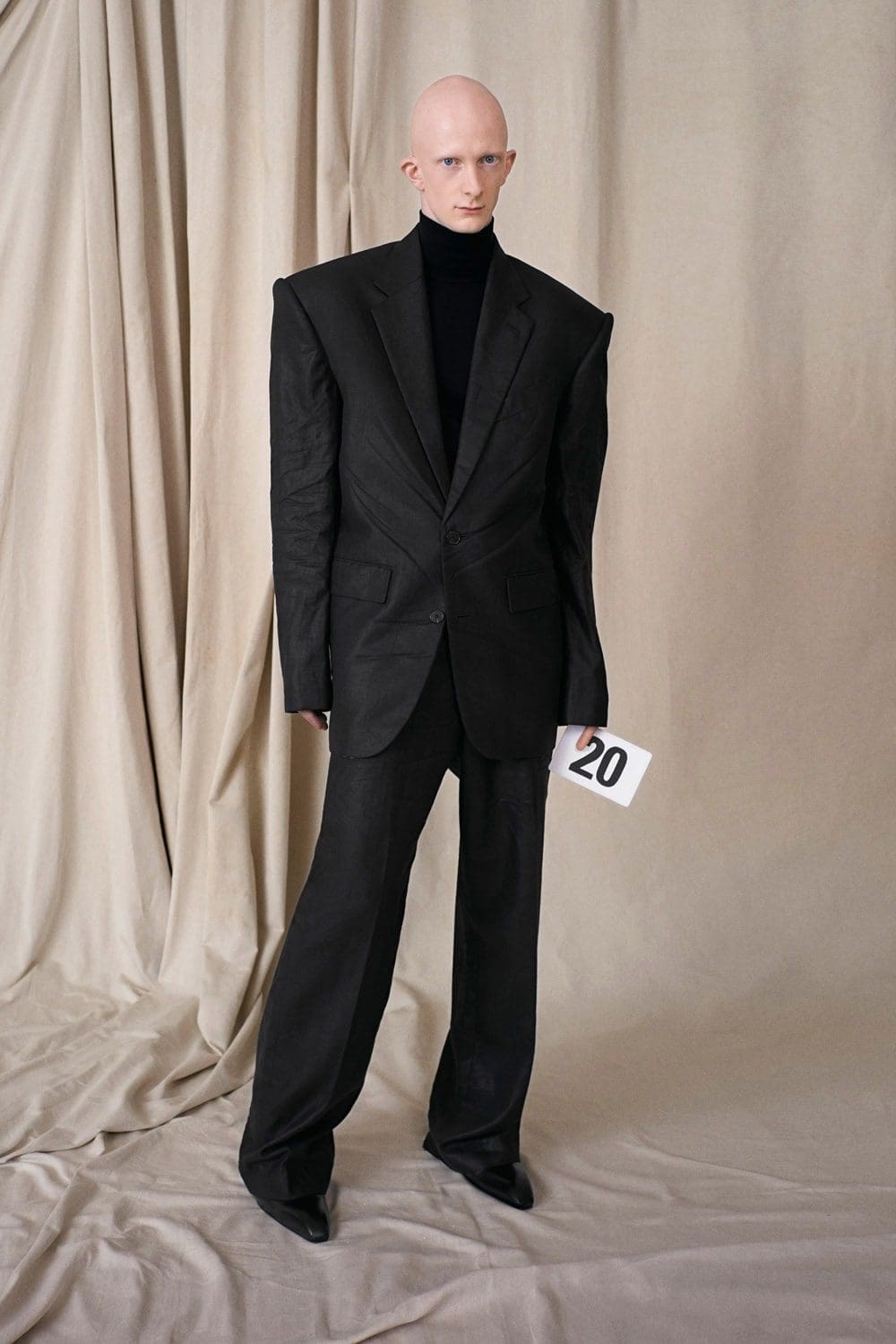 Balenciaga Haute Couture Autunno Inverno 2021-2022 by RUNWAY MAGAZINE