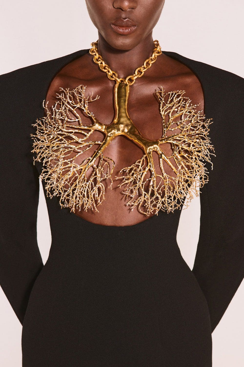 Schiaparelli Haute Couture Automne Hiver 2021-2022 par RUNWAY MAGAZINE