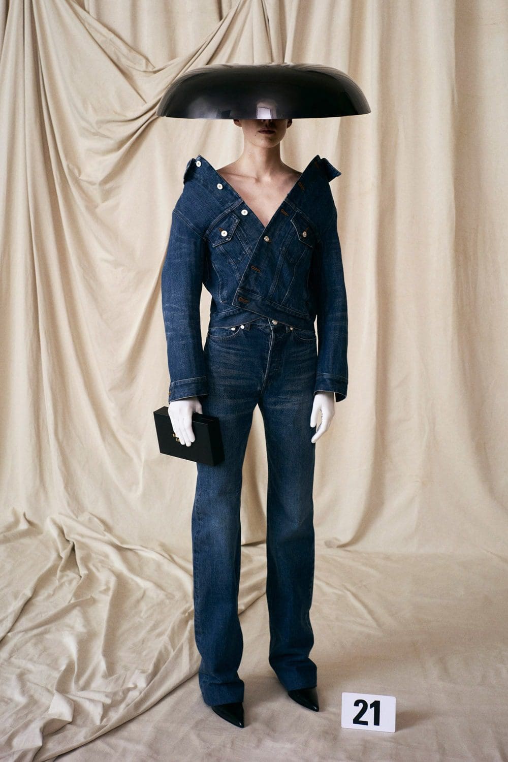 Balenciaga Haute Couture Autunno Inverno 2021-2022 by RUNWAY MAGAZINE