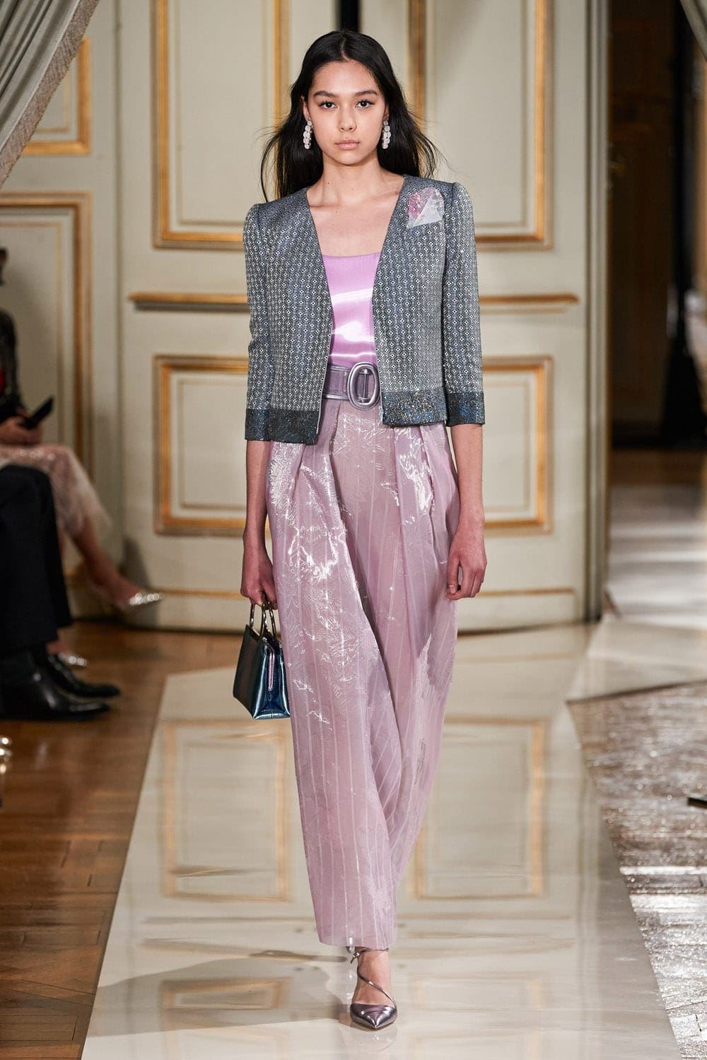 Giorgio Armani Privé Haute Couture Outono Inverno 2021-2022 por RUNWAY MAGAZINE