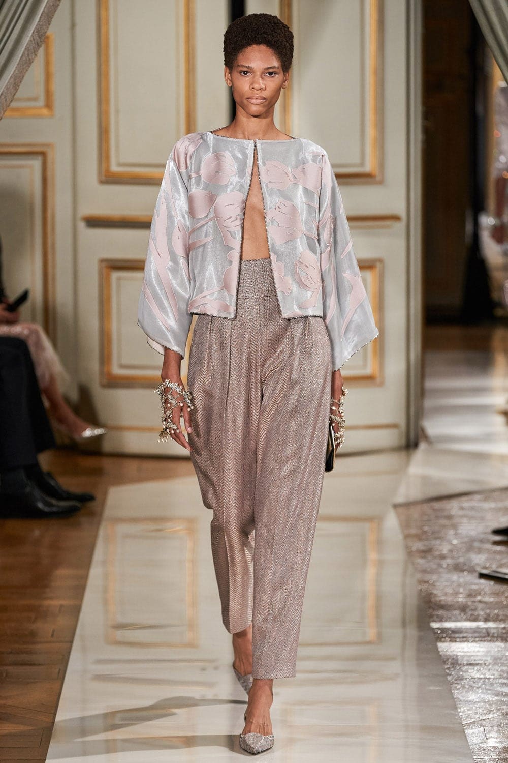 Giorgio Armani Privé Haute Couture Outono Inverno 2021-2022 por RUNWAY MAGAZINE
