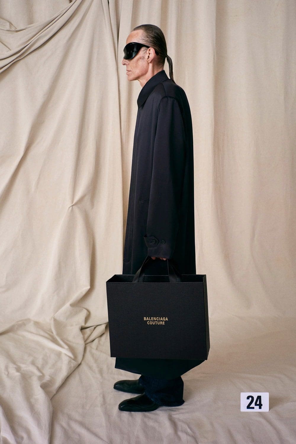 Balenciaga Haute Couture Autunno Inverno 2021-2022 by RUNWAY MAGAZINE