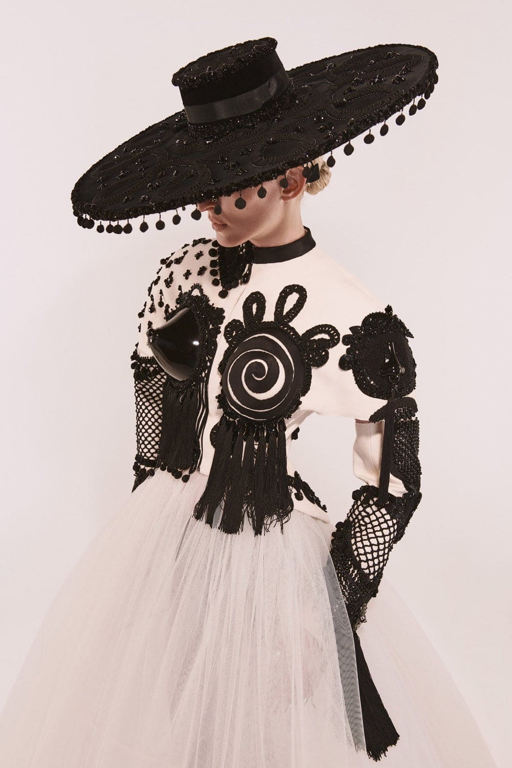 Schiaparelli Haute Couture Automne Hiver 2021-2022 par RUNWAY MAGAZINE
