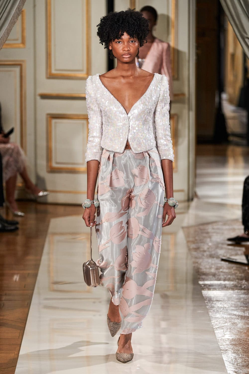 Giorgio Armani Privé Haute Couture Outono Inverno 2021-2022 por RUNWAY MAGAZINE