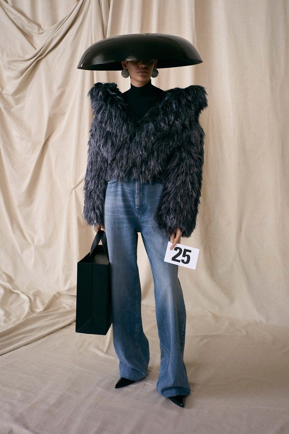 Balenciaga Haute Couture Autunno Inverno 2021-2022 by RUNWAY MAGAZINE