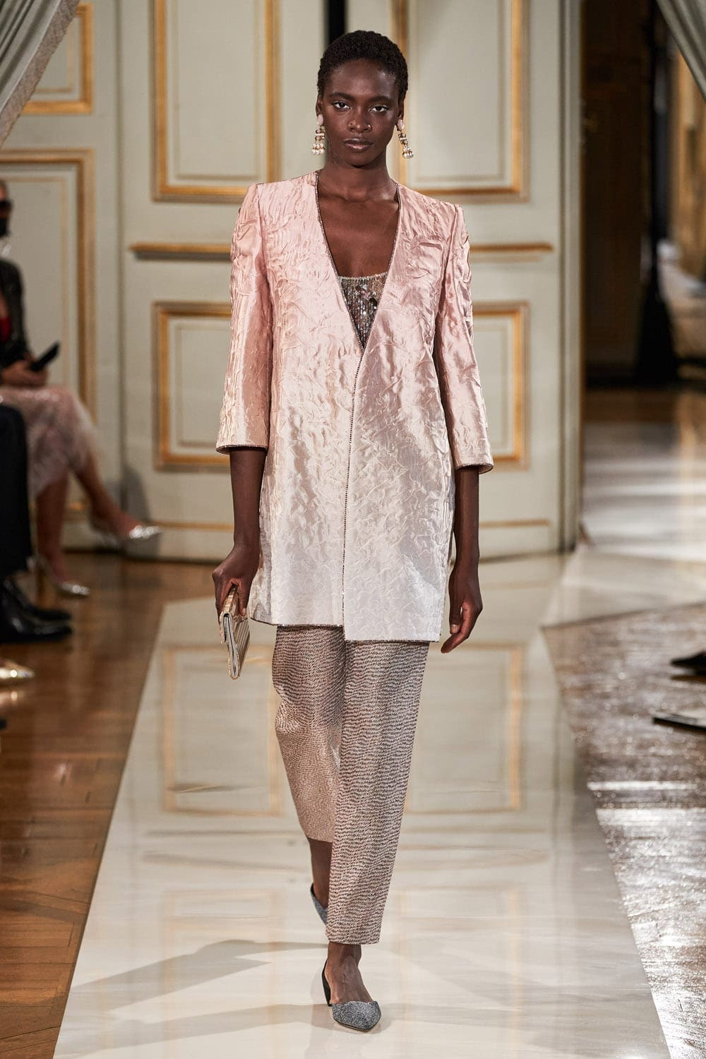 Giorgio Armani Privé Haute Couture Outono Inverno 2021-2022 por RUNWAY MAGAZINE