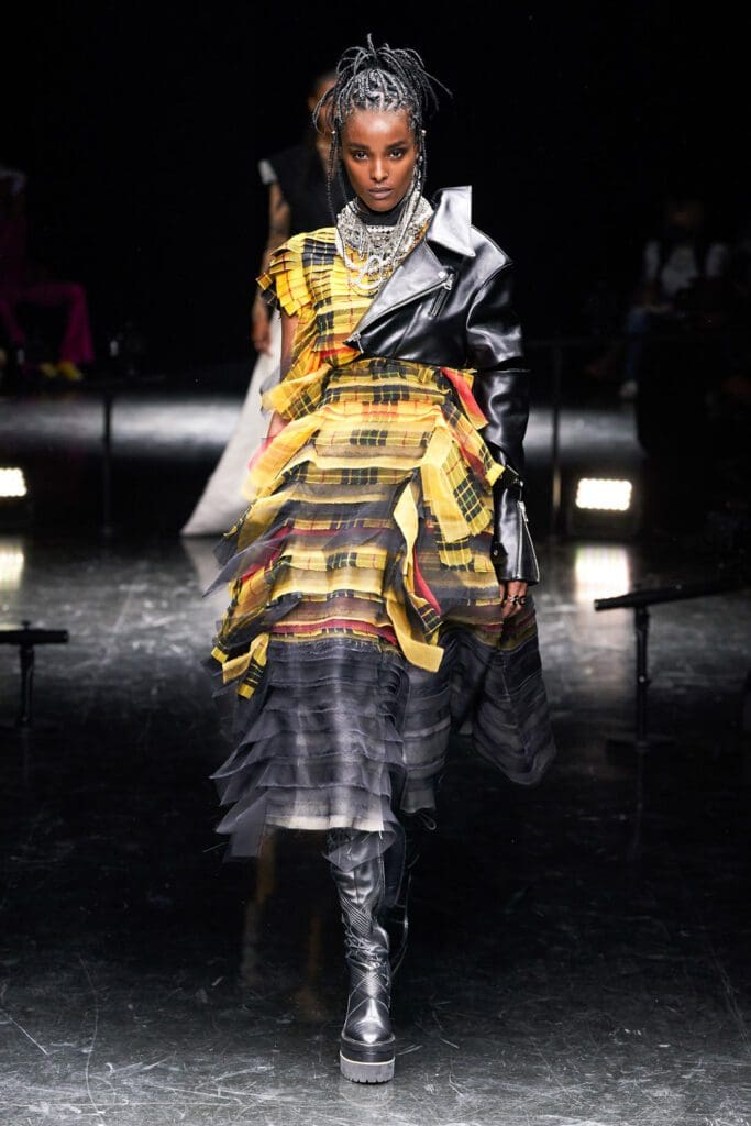 Jean Paul Gaultier x Sacai's Chitose Abe Couture Autunno Inverno 2021-2022 di RUNWAY MAGAZINE