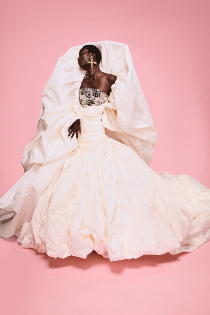 Schiaparelli Haute Couture Autunno Inverno 2021-2022 by RUNWAY MAGAZINE