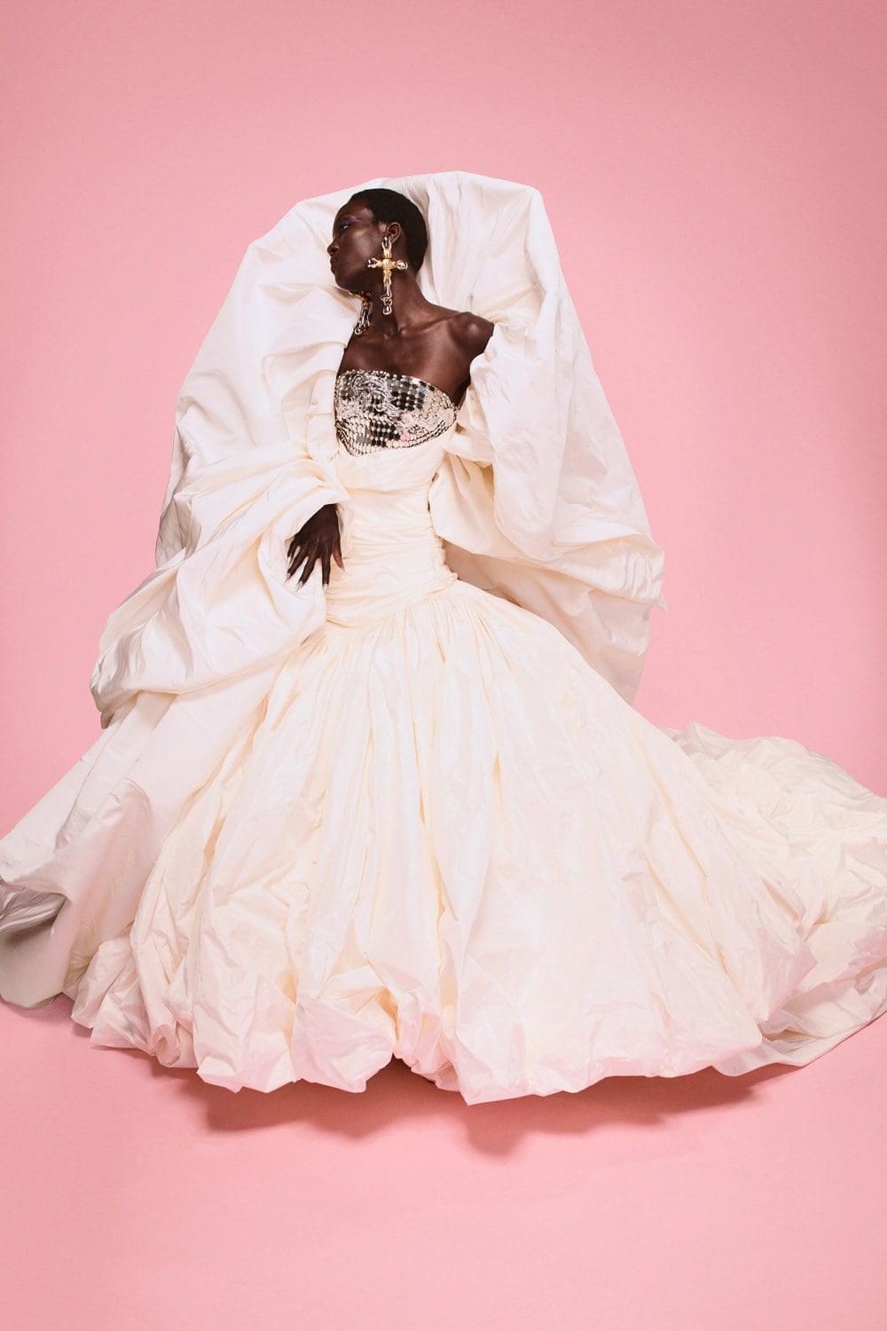 Schiaparelli Haute Couture Automne Hiver 2021-2022 par RUNWAY MAGAZINE