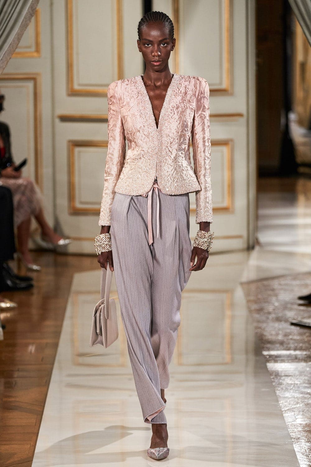 Giorgio Armani Privé Haute Couture Outono Inverno 2021-2022 por RUNWAY MAGAZINE
