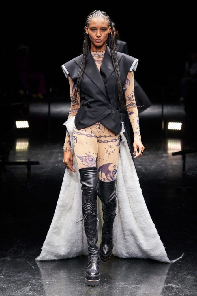 Jean Paul Gaultier x Sacai's Chitose Abe Couture Autunno Inverno 2021-2022 di RUNWAY MAGAZINE