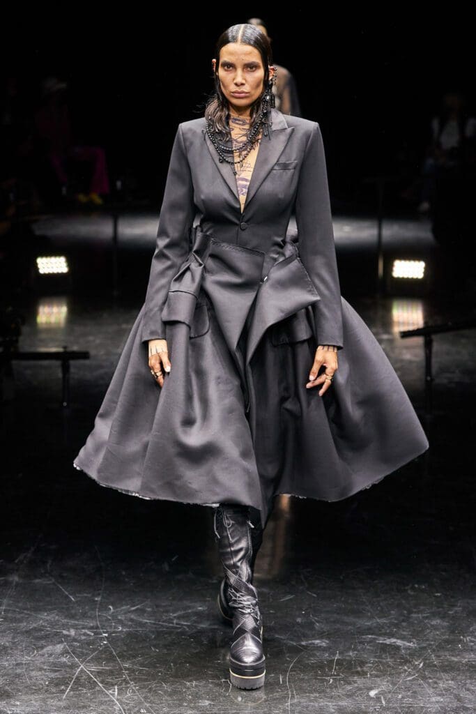 Jean Paul Gaultier x Sacai's Chitose Abe Couture Autunno Inverno 2021-2022 di RUNWAY MAGAZINE