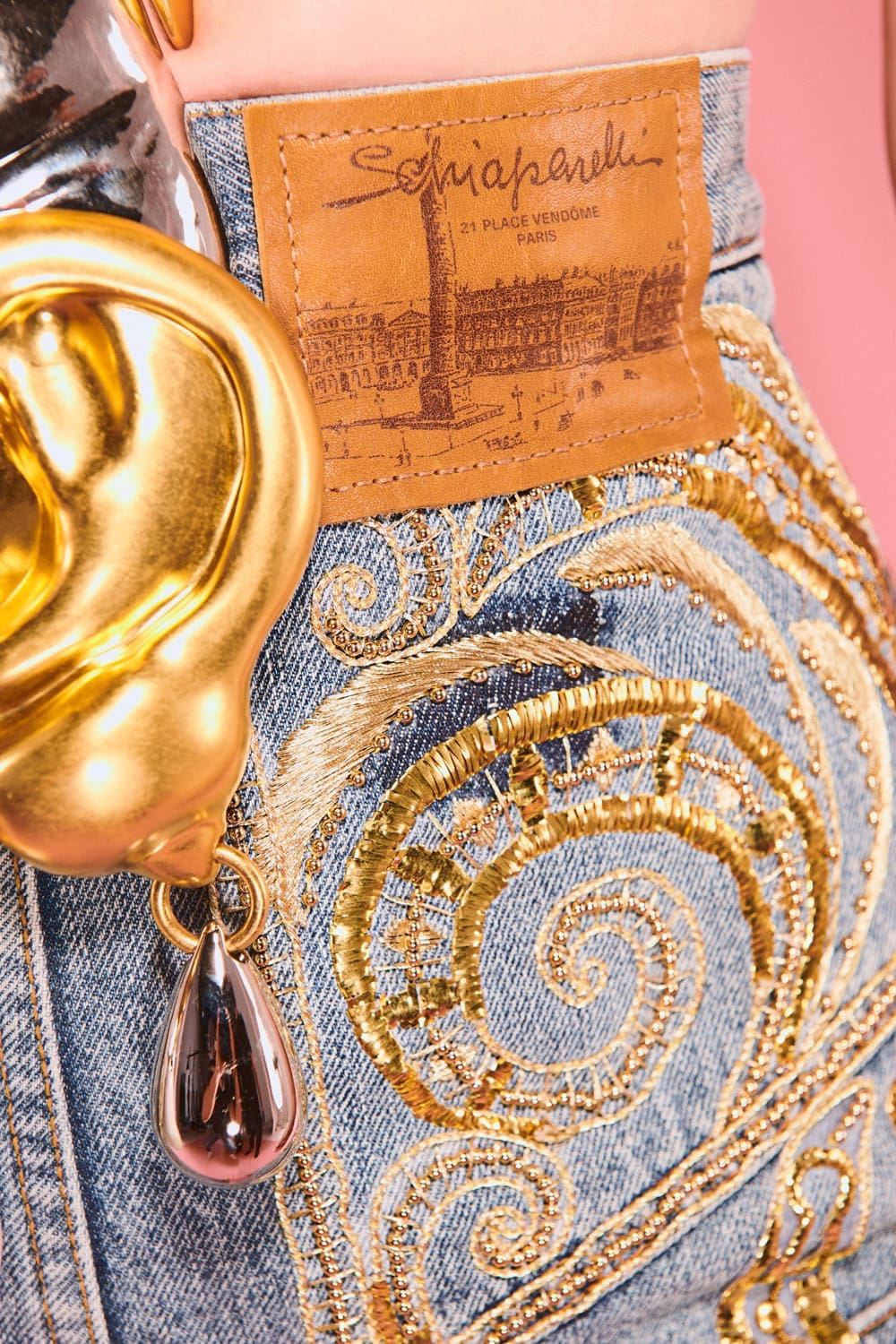 Schiaparelli Haute Couture Automne Hiver 2021-2022 par RUNWAY MAGAZINE