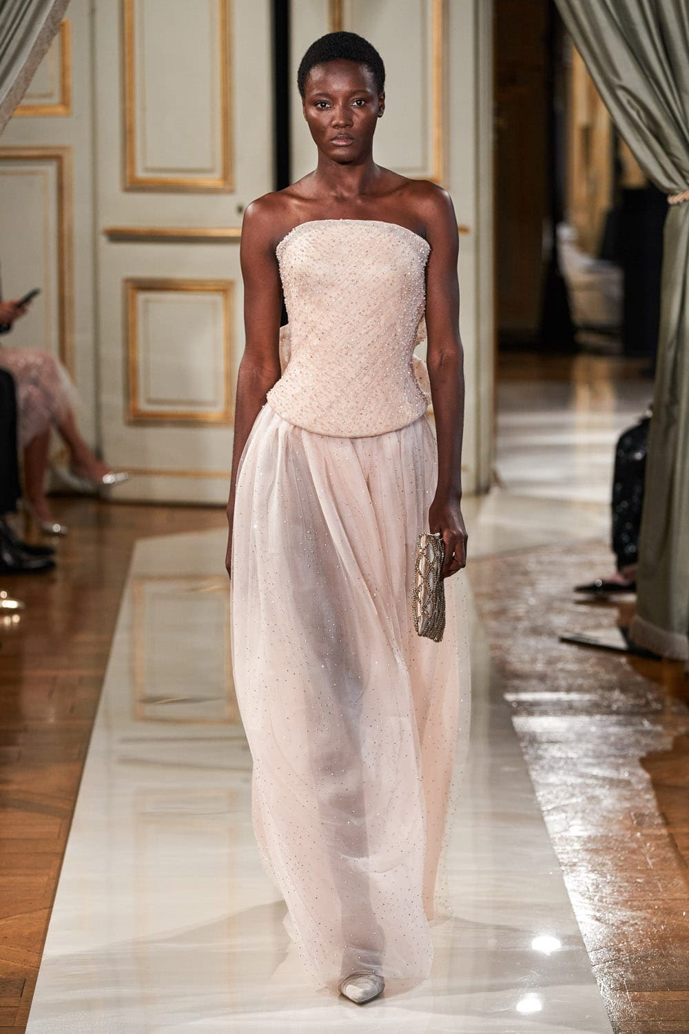 Giorgio Armani Privé Haute Couture Outono Inverno 2021-2022 por RUNWAY MAGAZINE