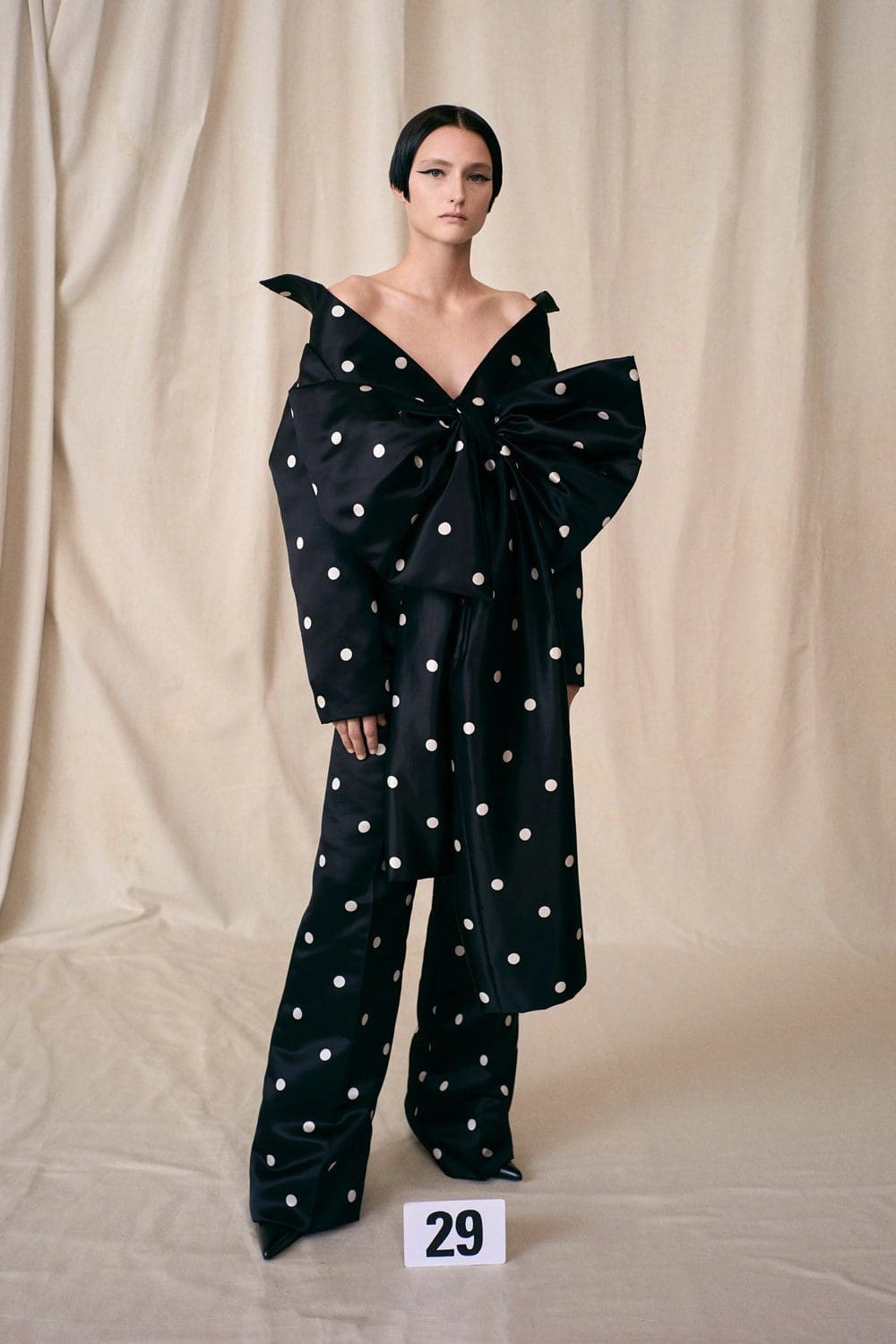 Balenciaga Haute Couture Autunno Inverno 2021-2022 by RUNWAY MAGAZINE