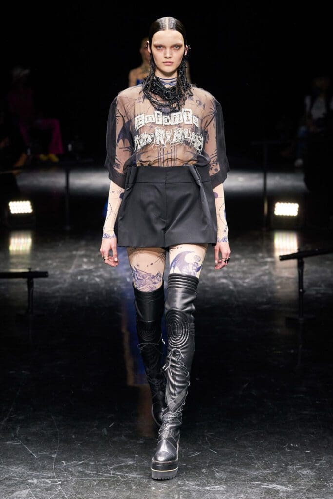 Jean Paul Gaultier x Sacai's Chitose Abe Couture Autunno Inverno 2021-2022 di RUNWAY MAGAZINE