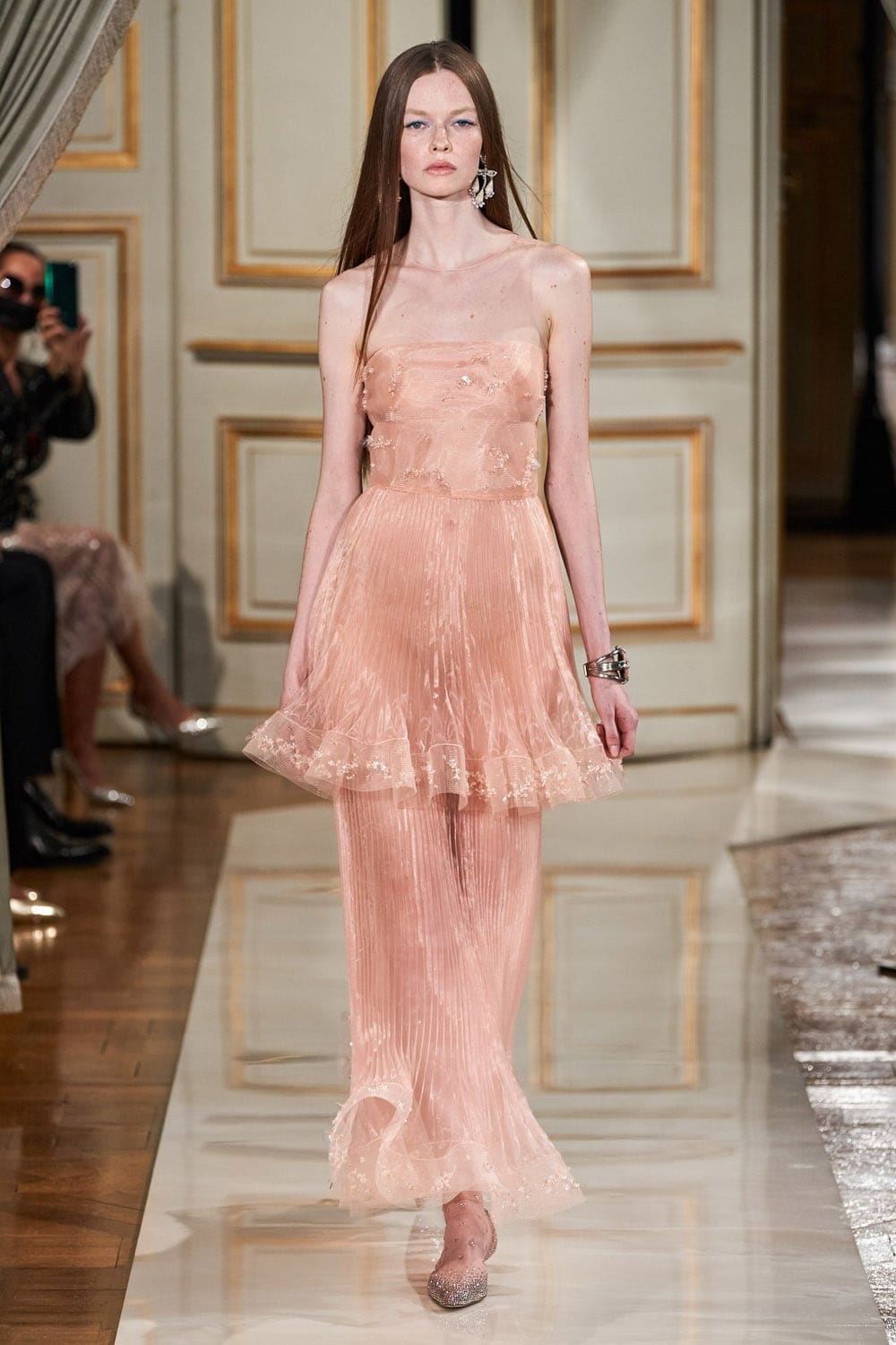 Giorgio Armani Privé Haute Couture Outono Inverno 2021-2022 por RUNWAY MAGAZINE