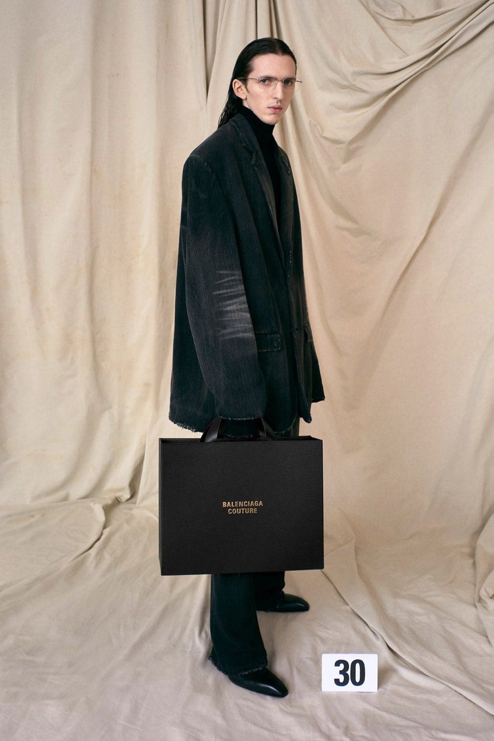 Balenciaga Haute Couture Autunno Inverno 2021-2022 by RUNWAY MAGAZINE
