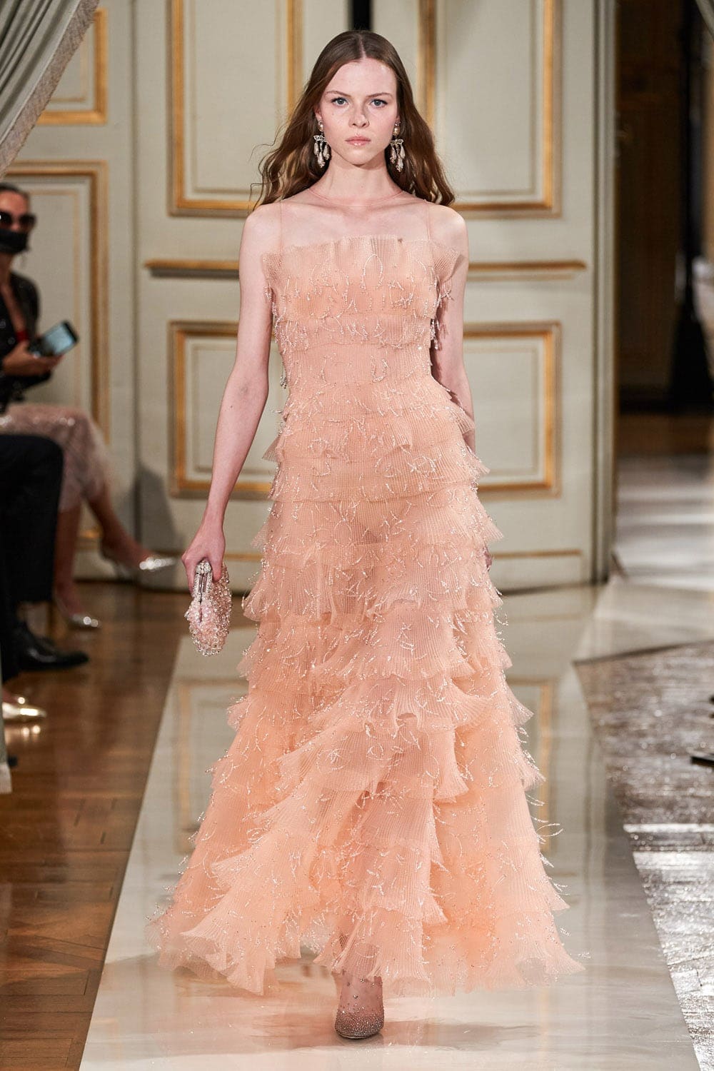 Giorgio Armani Privé Haute Couture Outono Inverno 2021-2022 por RUNWAY MAGAZINE