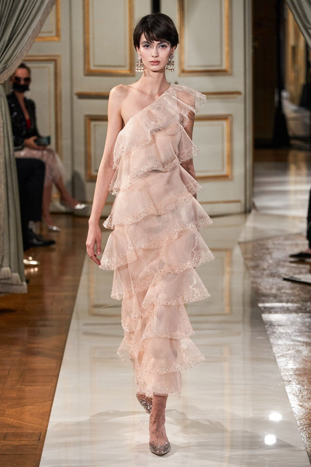 Giorgio Armani Privé Haute Couture Outono Inverno 2021-2022 por RUNWAY MAGAZINE