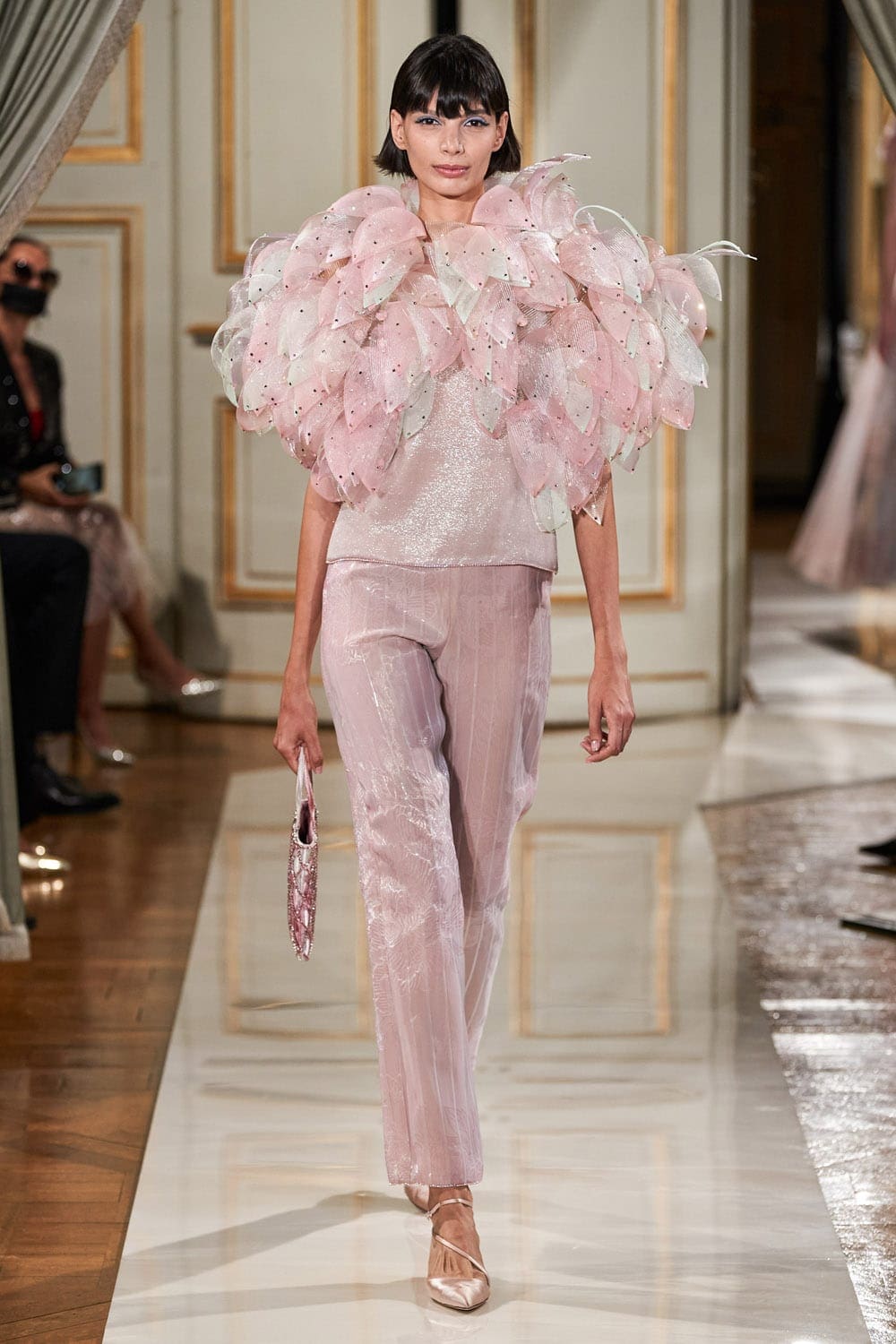 Giorgio Armani Privé Haute Couture Outono Inverno 2021-2022 por RUNWAY MAGAZINE