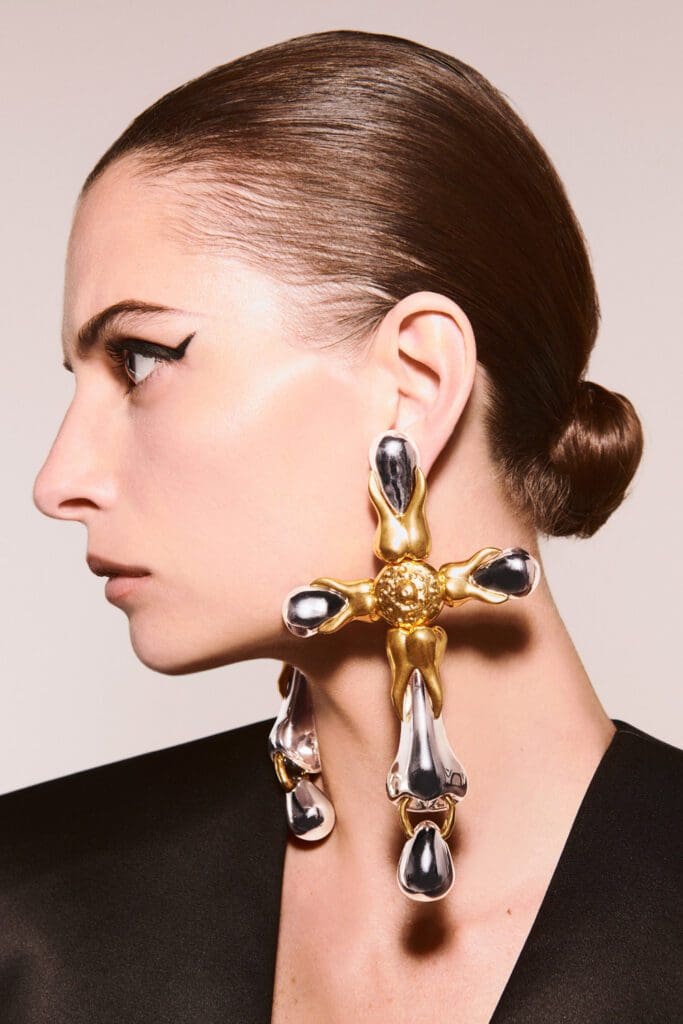 Schiaparelli Haute Couture Autunno Inverno 2021-2022 by RUNWAY MAGAZINE