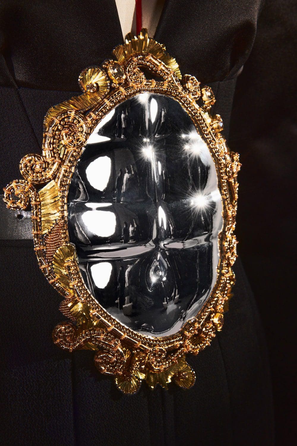 Schiaparelli Haute Couture Automne Hiver 2021-2022 par RUNWAY MAGAZINE