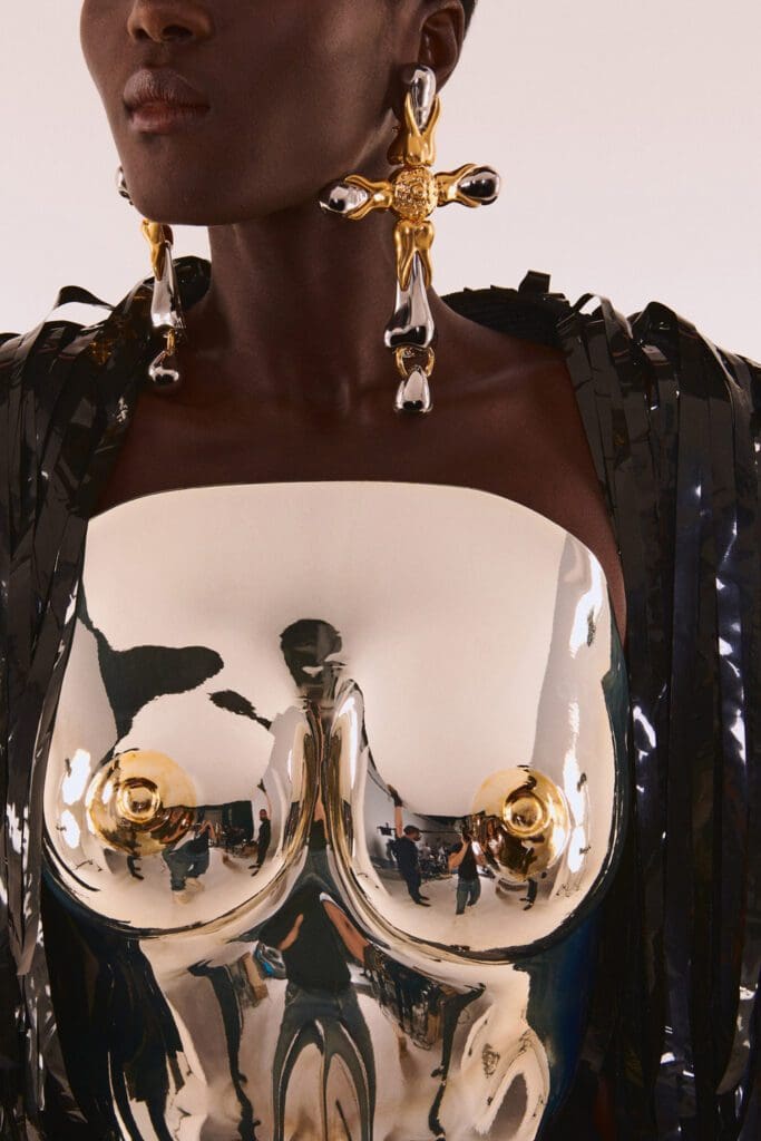 Schiaparelli Haute Couture Autunno Inverno 2021-2022 by RUNWAY MAGAZINE
