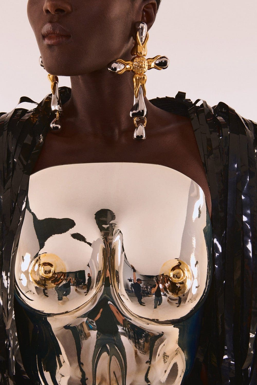 Schiaparelli Haute Couture Automne Hiver 2021-2022 par RUNWAY MAGAZINE