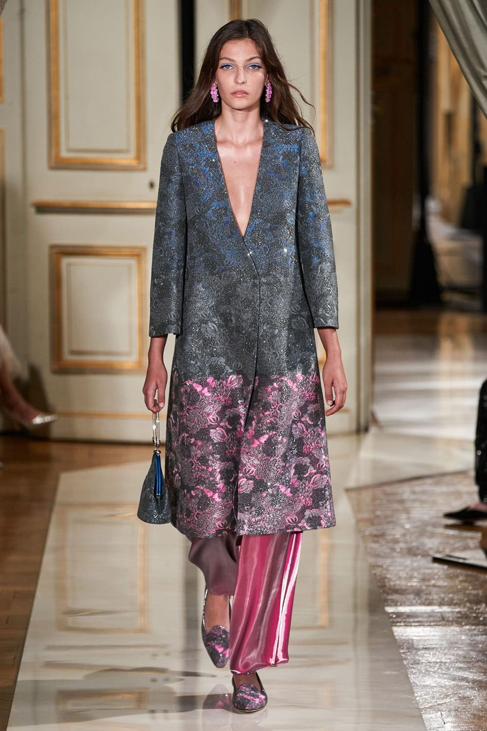Giorgio Armani Privé Haute Couture Outono Inverno 2021-2022 por RUNWAY MAGAZINE