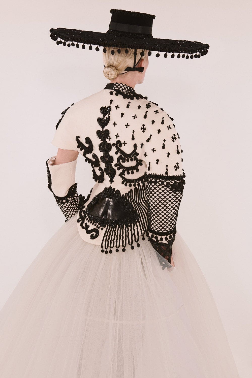 Schiaparelli Haute Couture Automne Hiver 2021-2022 par RUNWAY MAGAZINE