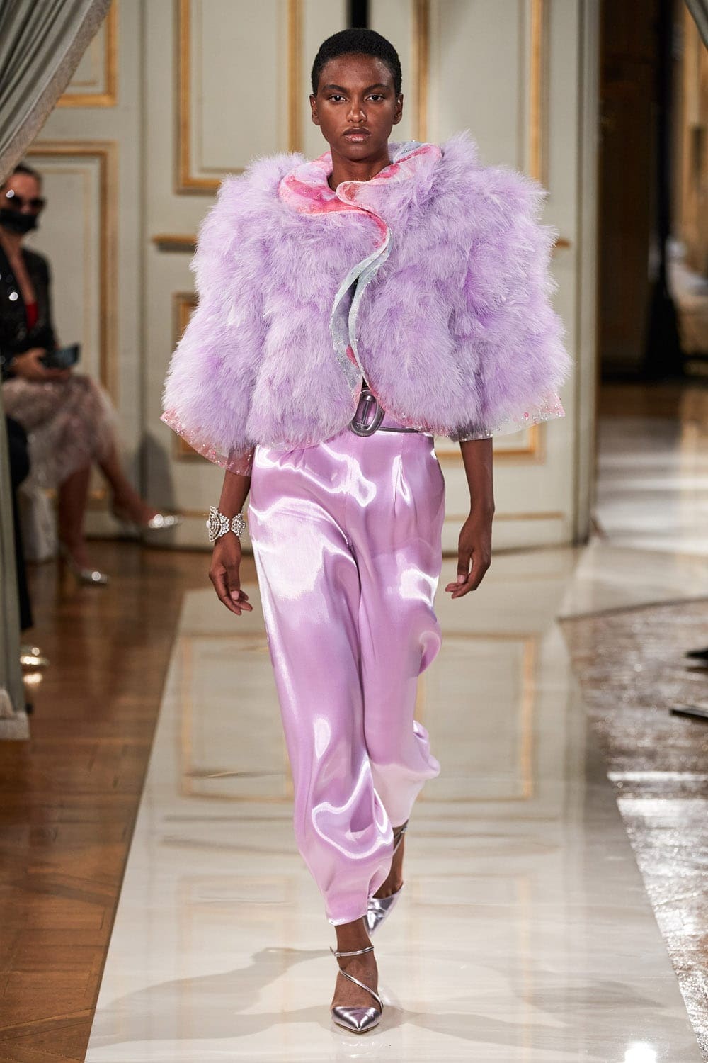 Giorgio Armani Privé Haute Couture Outono Inverno 2021-2022 por RUNWAY MAGAZINE