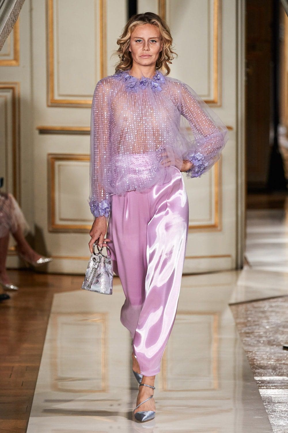 Giorgio Armani Privé Haute Couture Outono Inverno 2021-2022 por RUNWAY MAGAZINE