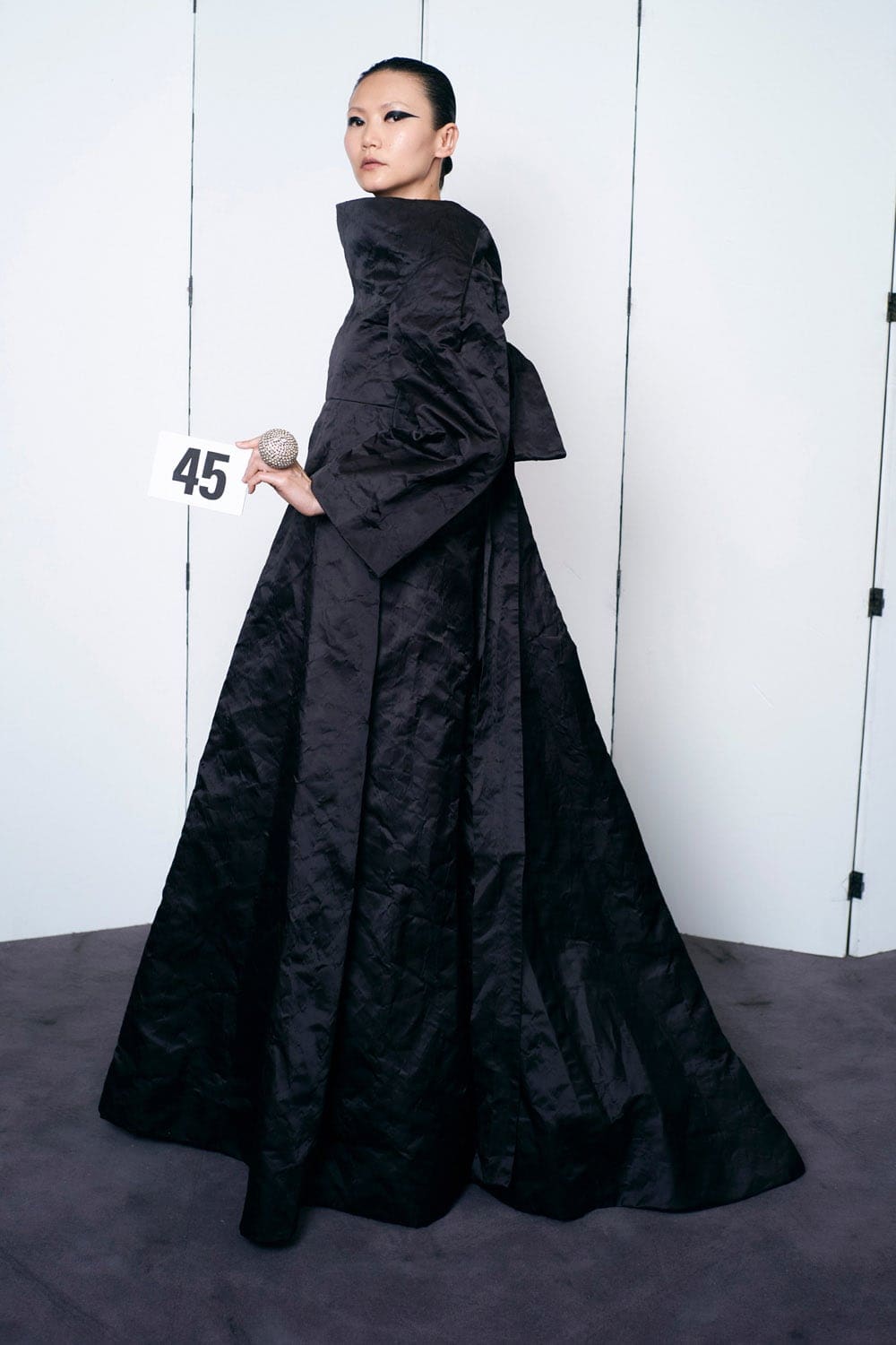 Balenciaga Haute Couture Autunno Inverno 2021-2022 by RUNWAY MAGAZINE