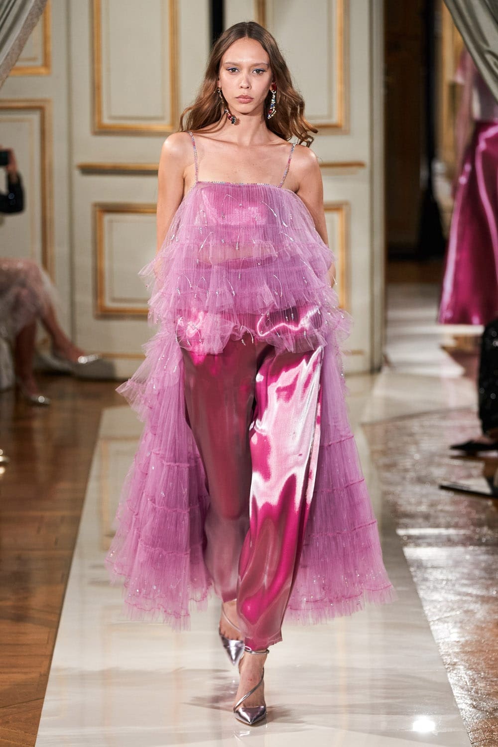 Giorgio Armani Privé Haute Couture Outono Inverno 2021-2022 por RUNWAY MAGAZINE