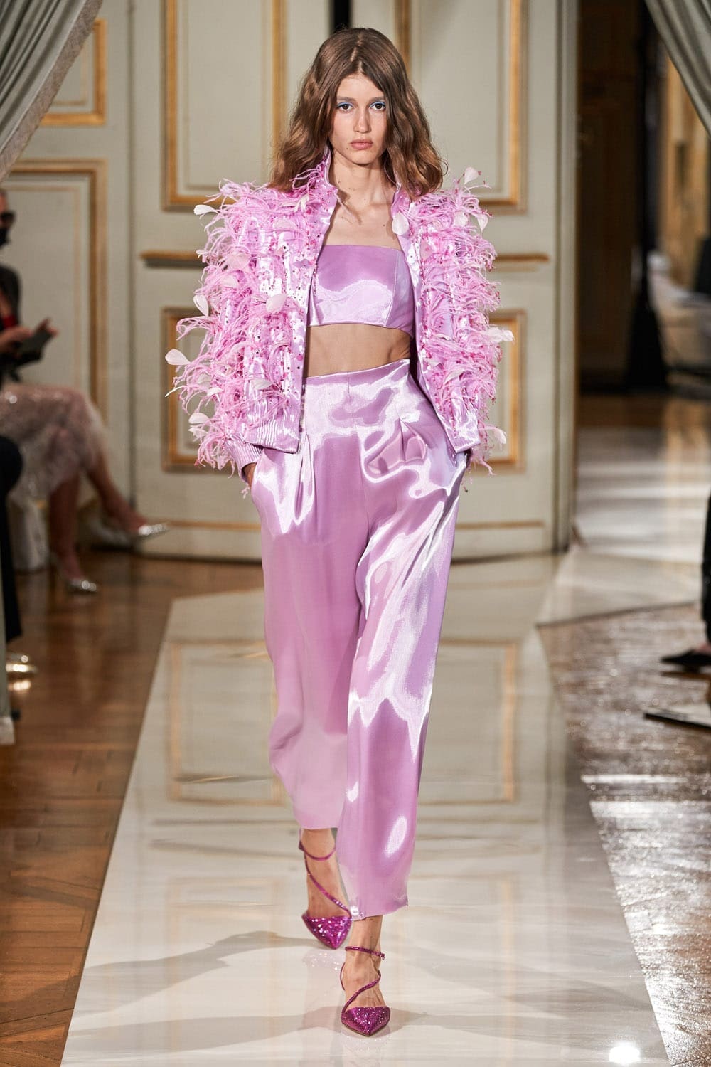 Giorgio Armani Privé Haute Couture Outono Inverno 2021-2022 por RUNWAY MAGAZINE