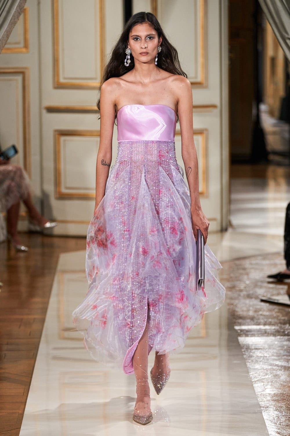 Giorgio Armani Privé Haute Couture Outono Inverno 2021-2022 por RUNWAY MAGAZINE